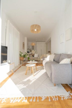 Bright 2BD Apt next to Acropolis